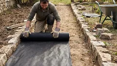 Ako zabrániť rastu buriny na chodníkoch: lacný materiál, ktorý neprepúšťa svetlo