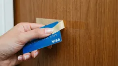 Ako rýchlo a bez zbytočnej námahy odstrániť obojstrannú lepiacu pásku a stopy po nej: 10 spôsobov a užitočné tipy