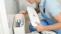 Neustále splachovanie a hučanie v nádrži toalety – príčiny a riešenia.