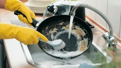 Jedlá sóda alebo chemické prostriedky? Aké metódy čistenia panvíc sú najúčinnejšie?