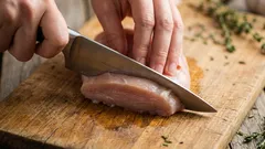 Mäso na panvici sa scvrkáva a často je suché a tvrdé? Viem, ako zachovať šťavnatosť a jemnosť.